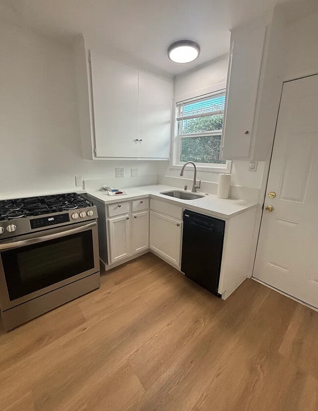 13207-13213 Oxnard St