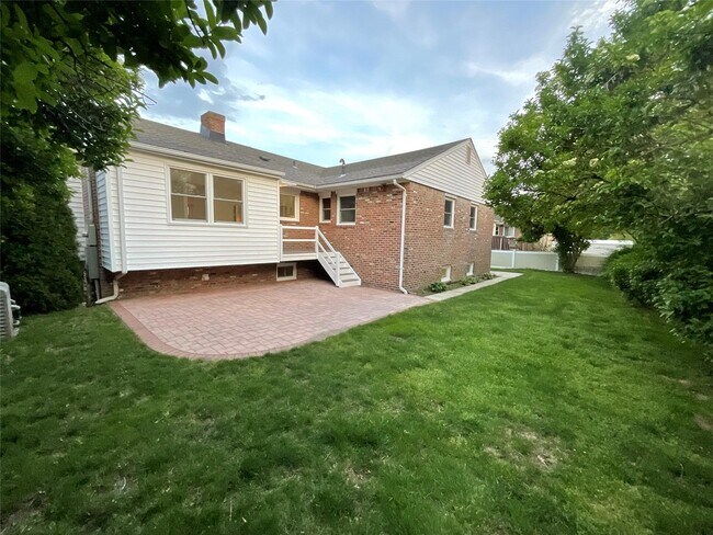 289 Birch Dr in Roslyn, NY - Building Photo - Building Photo