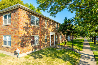Carriage Hill Apartments in Davenport, IA - Foto de edificio - Building Photo