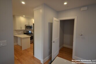 21 Shepard St, Unit 1 in Boston, MA - Foto de edificio - Building Photo