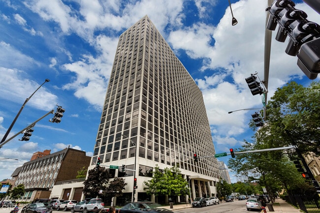 property at 4343 N Clarendon Ave