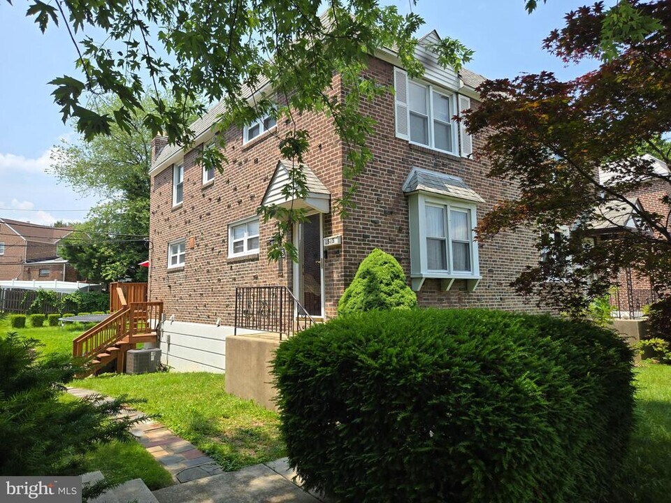 2575 Stoneybrook Ln in Drexel Hill, PA - Building Photo