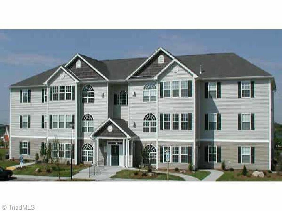 6112 Hedgecock Cir in High Point, NC - Building Photo