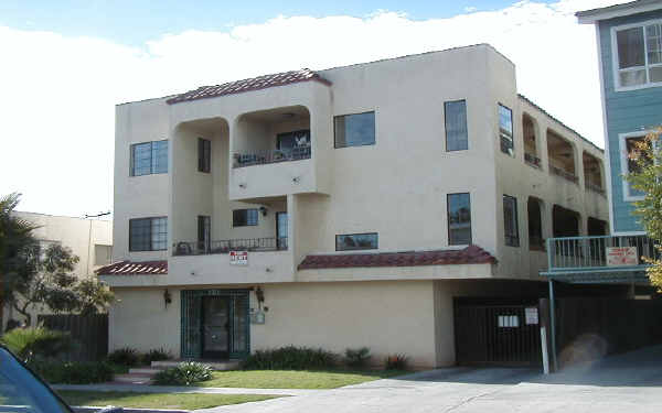 1721 Coronado Ave in Long Beach, CA - Foto de edificio - Building Photo