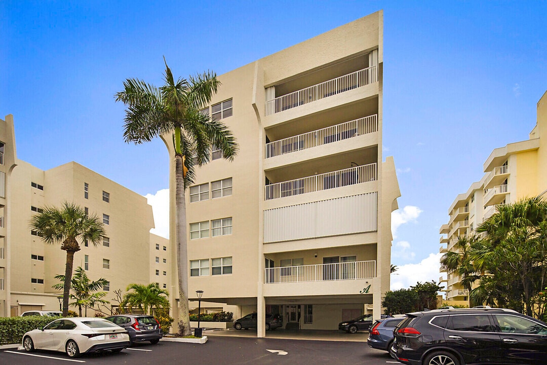 3520 S Ocean Blvd in Palm Beach, FL - Building Photo