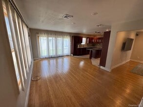 2641 Montauk Ave in Merrick, NY - Foto de edificio - Building Photo