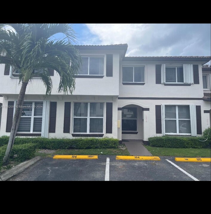 8555 SW 152nd Ave in Miami, FL - Building Photo