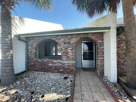 6508 N Lagoon Dr in Panama City Beach, FL - Building Photo