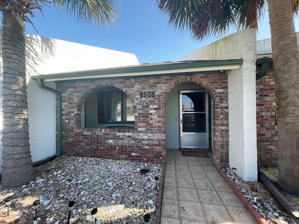 6508 N Lagoon Dr in Panama City Beach, FL - Building Photo