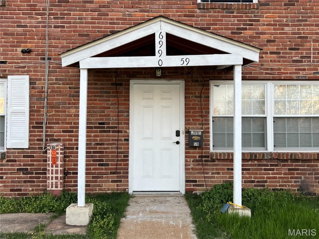 property at 6990 Colonial Woods Dr