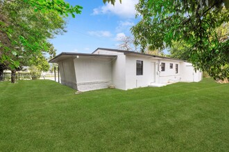 950 NE 163rd St in North Miami Beach, FL - Foto de edificio - Building Photo