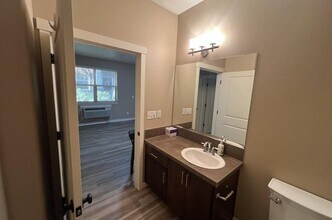 8734 NE Delamere Way in Beaverton, OR - Building Photo - Building Photo