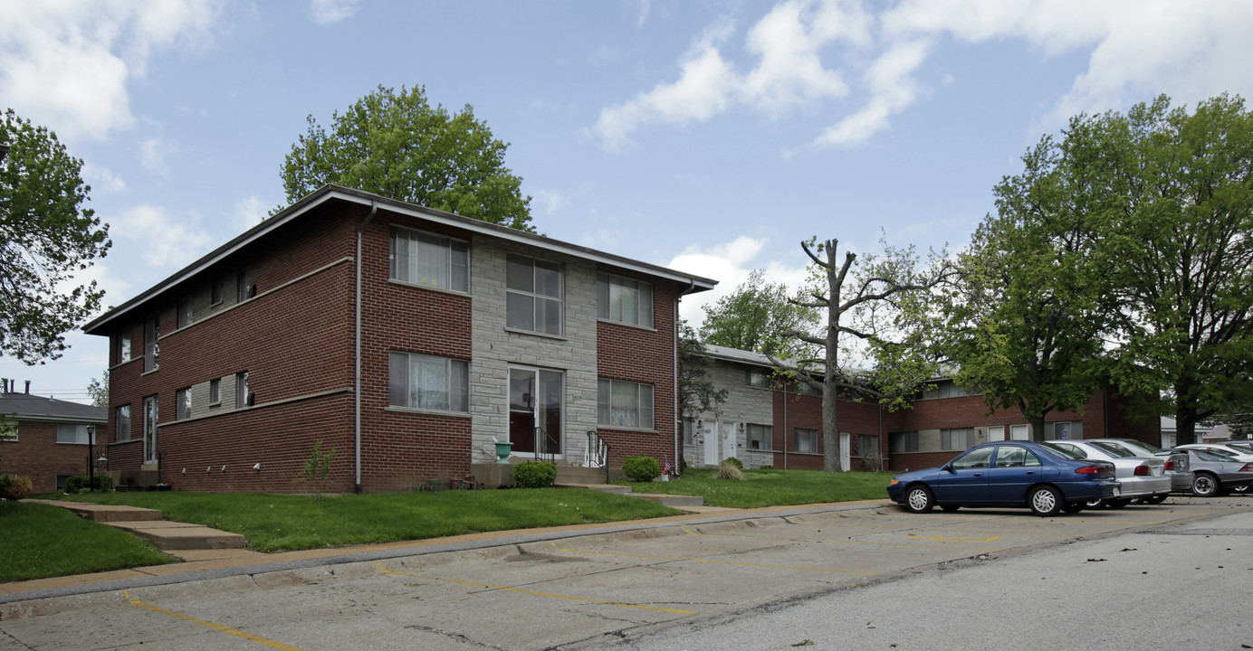 Indian Hills Apartments in St. Louis, MO - Building Photo