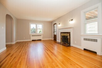 1165 W Boylston St in Worcester, MA - Foto de edificio - Building Photo