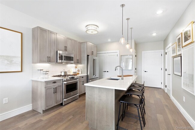 990 Corporate Dr in Westbury, NY - Building Photo - Building Photo