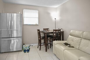 19310 NW 48th Ct in Miami Gardens, FL - Building Photo