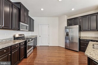 41661 McMonagle Square in Aldie, VA - Building Photo - Building Photo