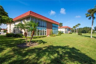 35 Pine Arbor Ln in Vero Beach, FL - Building Photo