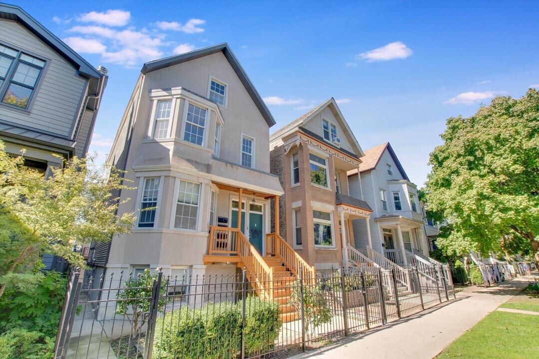 3304 N Hamilton Ave in Chicago, IL - Building Photo