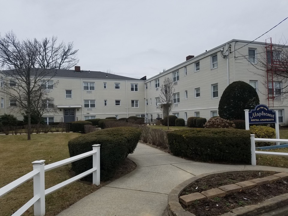 Maple Crest Apartments at Valley Stream in Valley Stream, NY - Foto de edificio