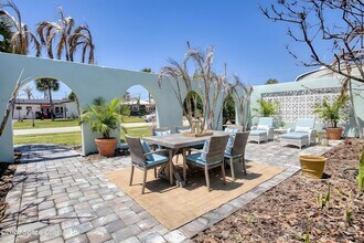 537 Royal Palm Blvd in Satellite Beach, FL - Foto de edificio - Building Photo