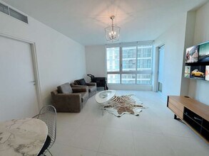 300 S BISCAYNE, Unit 2304 in Miami, FL - Building Photo - Building Photo
