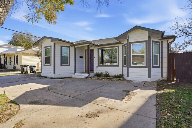 2933 S Hills Ave in Fort Worth, TX - Building Photo - Building Photo