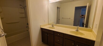 408 Waterview Ct in Cedar Knolls, NJ - Foto de edificio - Building Photo