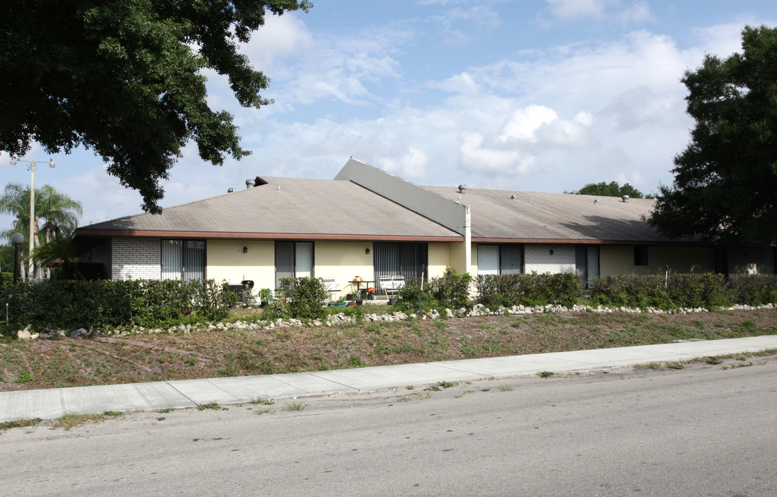 The Oaks Apartments in Naples, FL - Building Photo