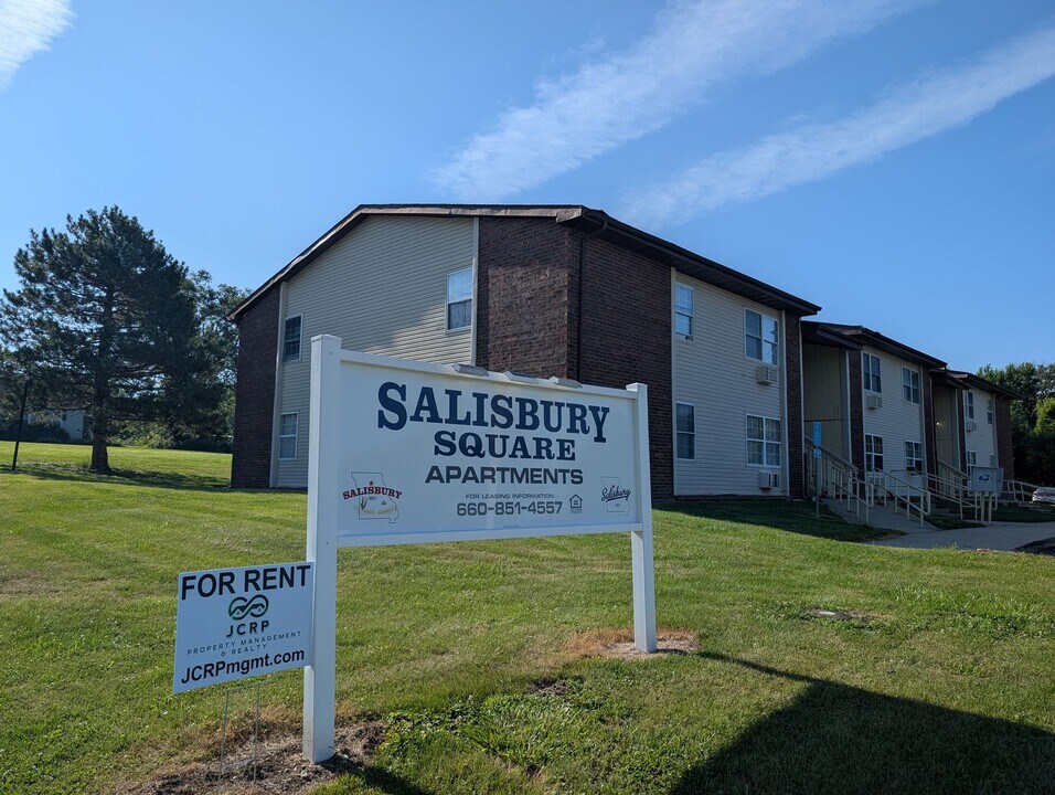 411 W 2nd St in Salisbury, MO - Building Photo