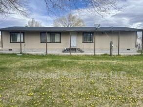 5296 Comanche in Elko, NV - Foto de edificio - Building Photo