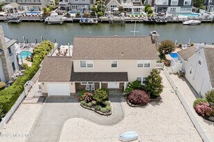 242 Curtis Point Dr in Mantoloking, NJ - Building Photo