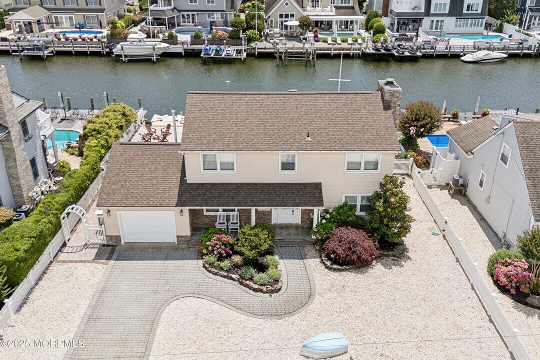242 Curtis Point Dr in Mantoloking, NJ - Building Photo