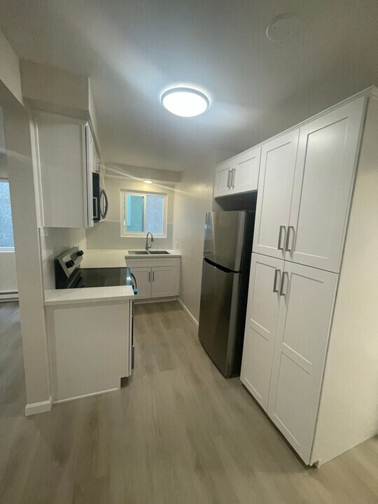 600 E Harvard Rd in Burbank, CA - Building Photo