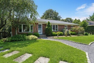 27 S Country Rd in Westhampton, NY - Building Photo