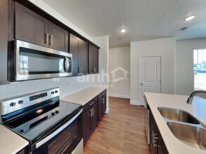 11047 S Blue Byu Dr in South Jordan, UT - Foto de edificio - Building Photo