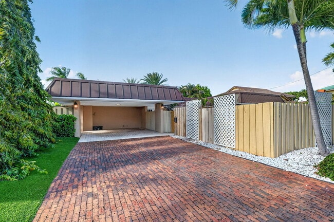 2213 NE 16th St in Fort Lauderdale, FL - Foto de edificio - Building Photo