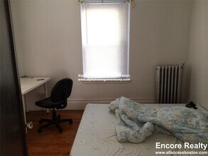 349 Pleasant St in Malden, MA - Foto de edificio - Building Photo