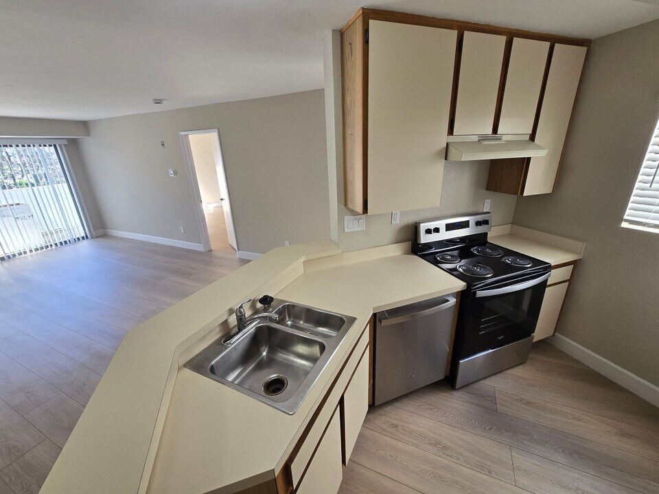 9710 Mesa Springs Way in San Diego, CA - Building Photo