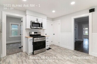 1021 Alpine Ave NW in Grand Rapids, MI - Building Photo - Building Photo