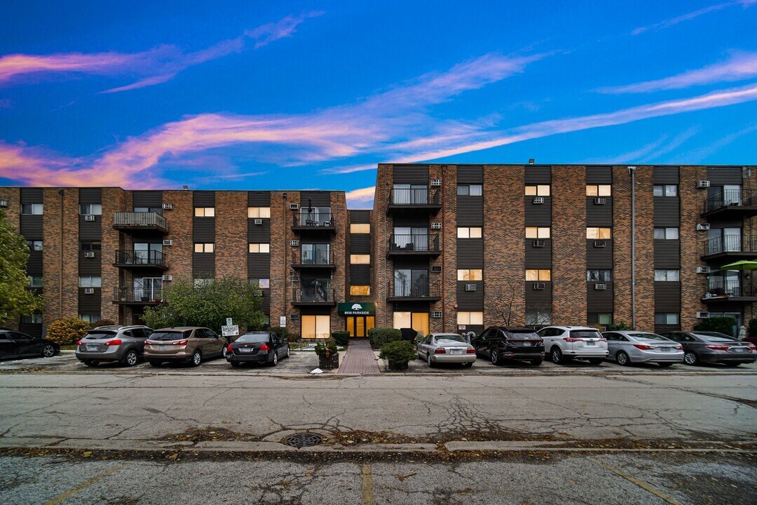 8936 N Parkside Ave in Des Plaines, IL - Building Photo