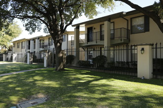 Meadowstone Place Senior Living in Dallas, TX - Building Photo - Building Photo