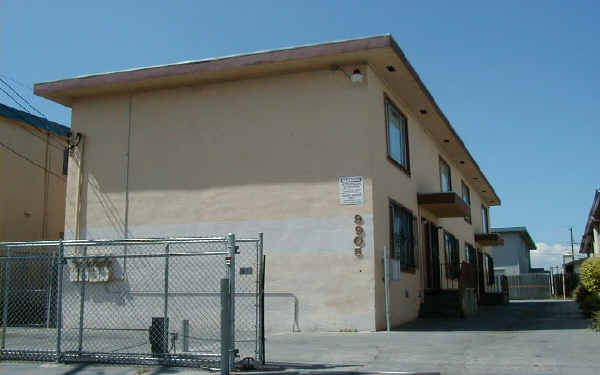 9905 Walnut St in Oakland, CA - Building Photo