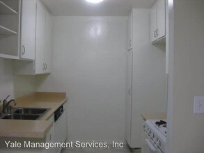 17900 Sherman Way in Los Angeles, CA - Building Photo - Building Photo