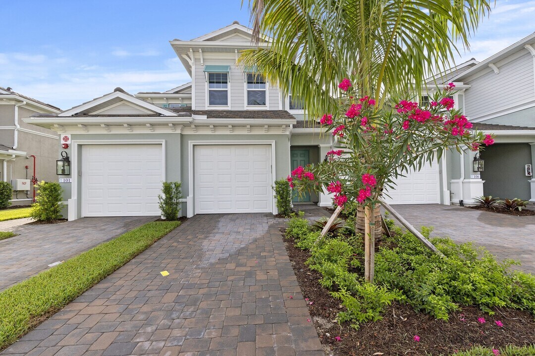 2318 Sawyers Hill Rd, Unit 105 in Naples, FL - Building Photo