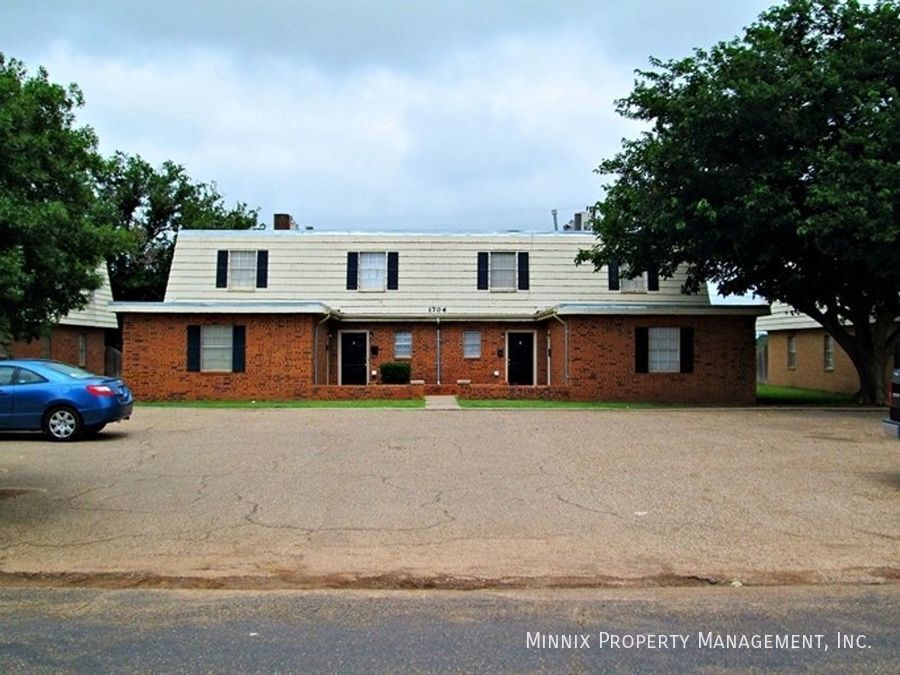 1702 Yonkers St-Unit -B in Plainview, TX - Building Photo