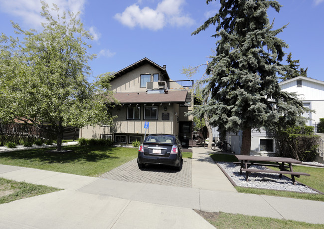 1824 27th Ave SW in Calgary, AB - Building Photo - Primary Photo