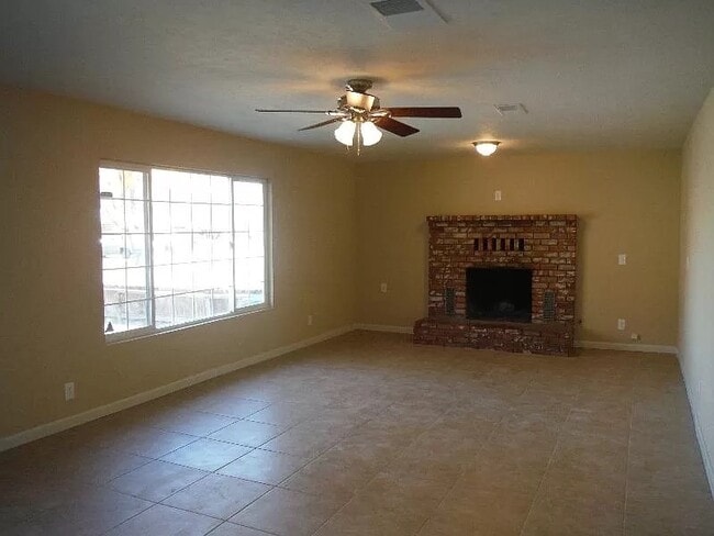 709 W Malone St in Hanford, CA - Building Photo - Building Photo
