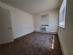 1077 East Ave in Rochester, NY - Foto de edificio - Building Photo