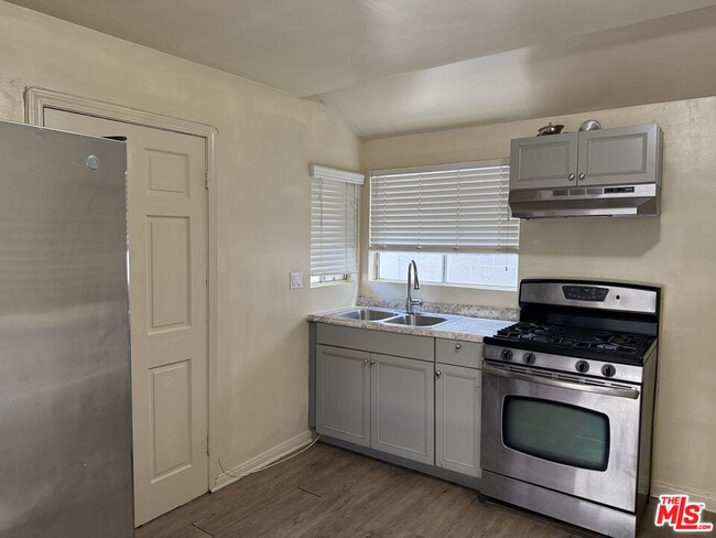 2217 S Hobart Blvd in Los Angeles, CA - Building Photo - Building Photo
